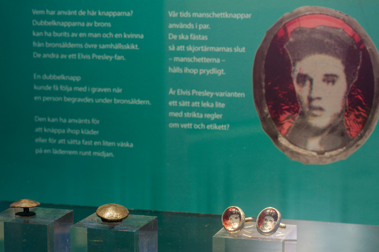Dubbelknappar från bronsålder och nutida manschettknappar.