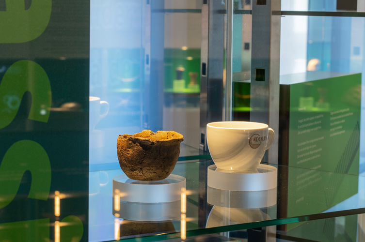 Bronsålderskopp och nutida kopp.