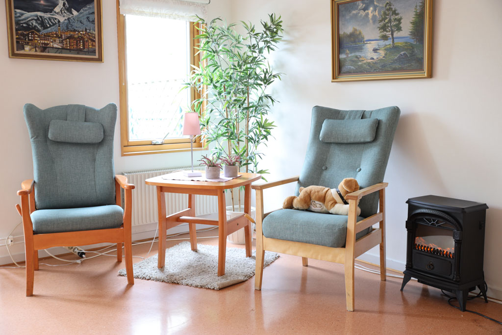 Det
sprakar gott från den elektriska kaminen och den värmer gott.