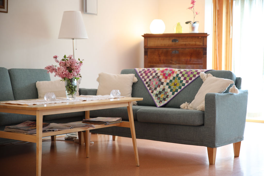 Nyplockade blommor i en vas skapar en ombonad känsla.