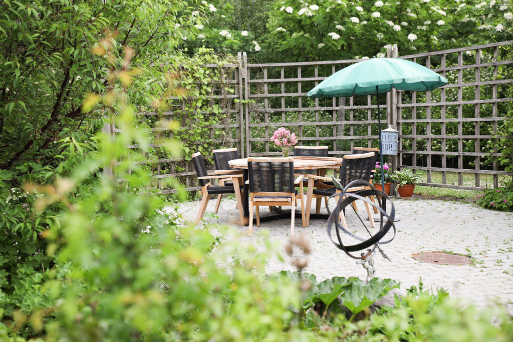 All grönska som omsluter bordet skapar en hemlig oas.