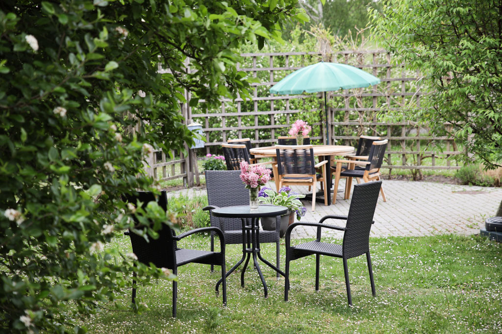 I den lummiga trädgården finns det plats för många att sitta ner och
njuta av sommaren.