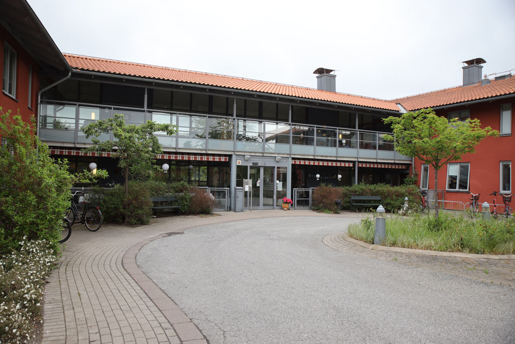 Husets långa balkong ger en god utsikt för de boende.