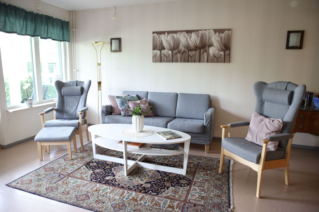 Det
känns som hemma när man sitter i soffgruppen och tittar ut genom fönstret.