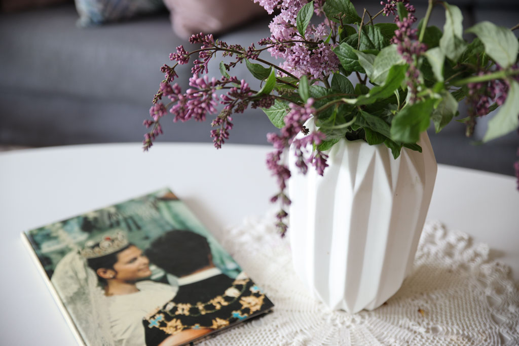 Att pynta bordet med blommor från trädgården är extra härligt.
