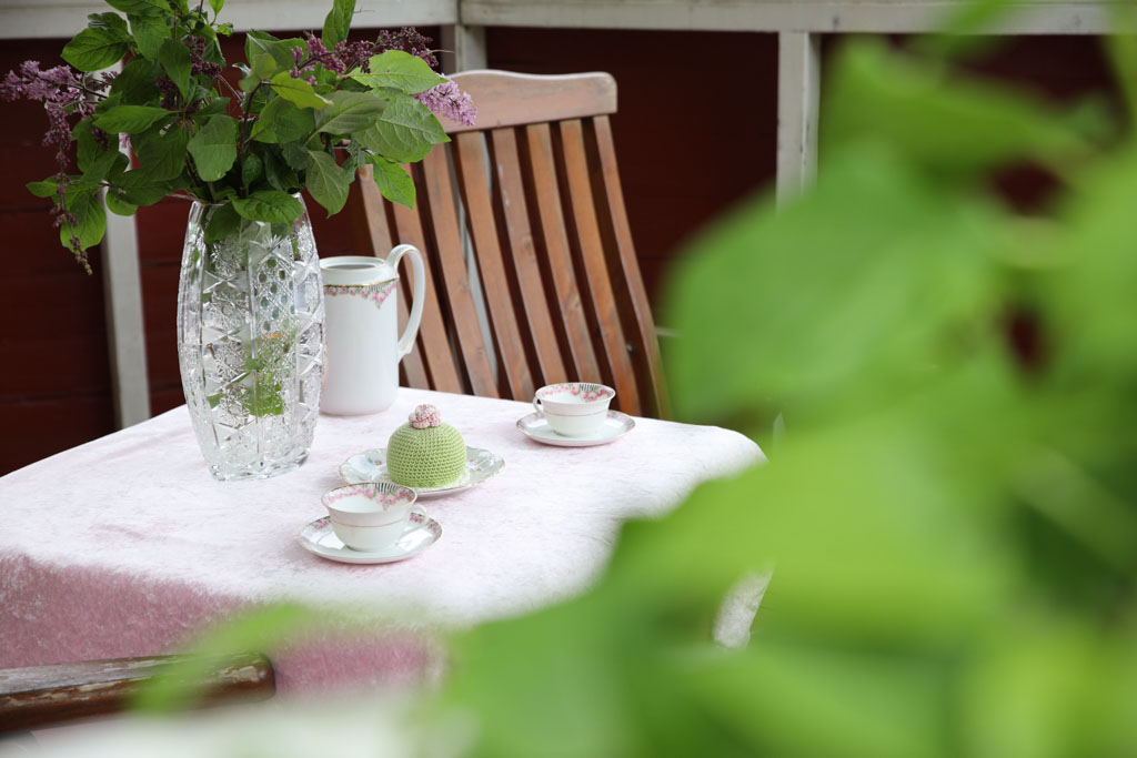 Allt fika smakar lite bättre när man äter det i lusthuset i doften av en syrenbukett.