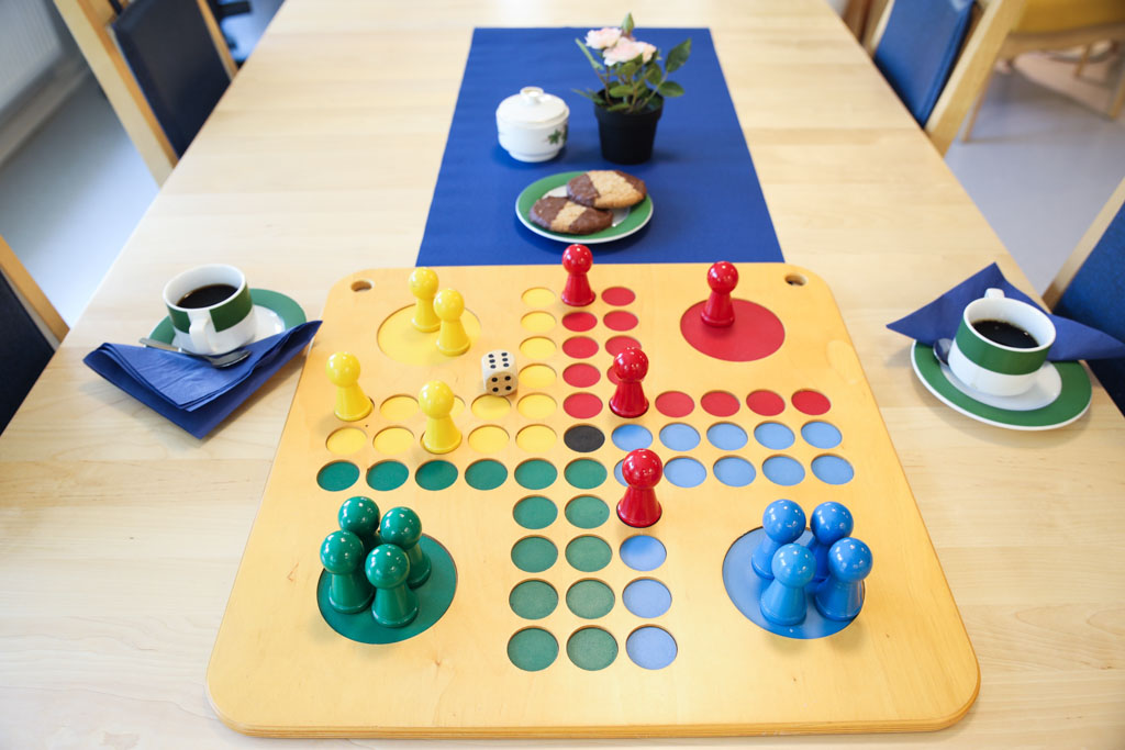 Att spela sällskapsspel till kaffet är en bra start på
eftermiddagen.