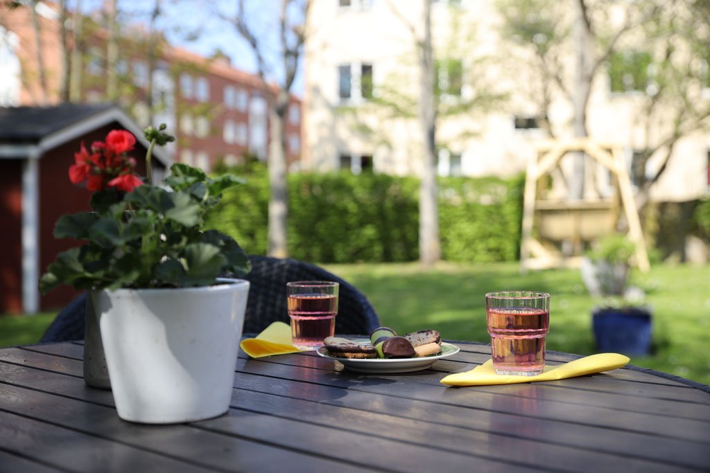 Dricka saft i skuggan svalkar gott en varm dag.