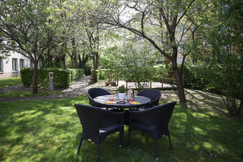 När solen står som högst är det skönt att kunna hitta skugga i den gröna trädgården.