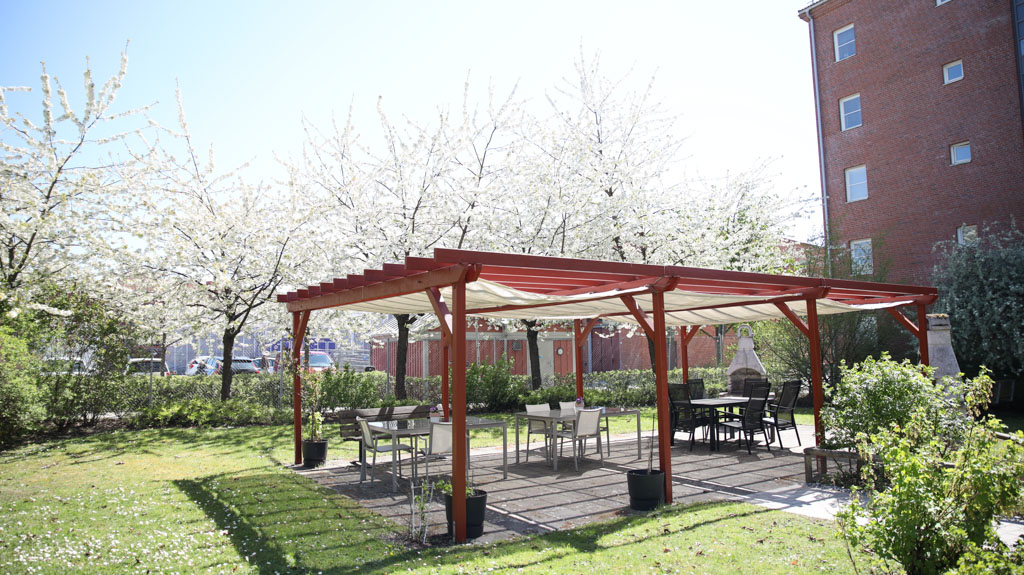 Under pergolan sitter man skyddat och kan i lugn och ro ta in
omgivningarna.