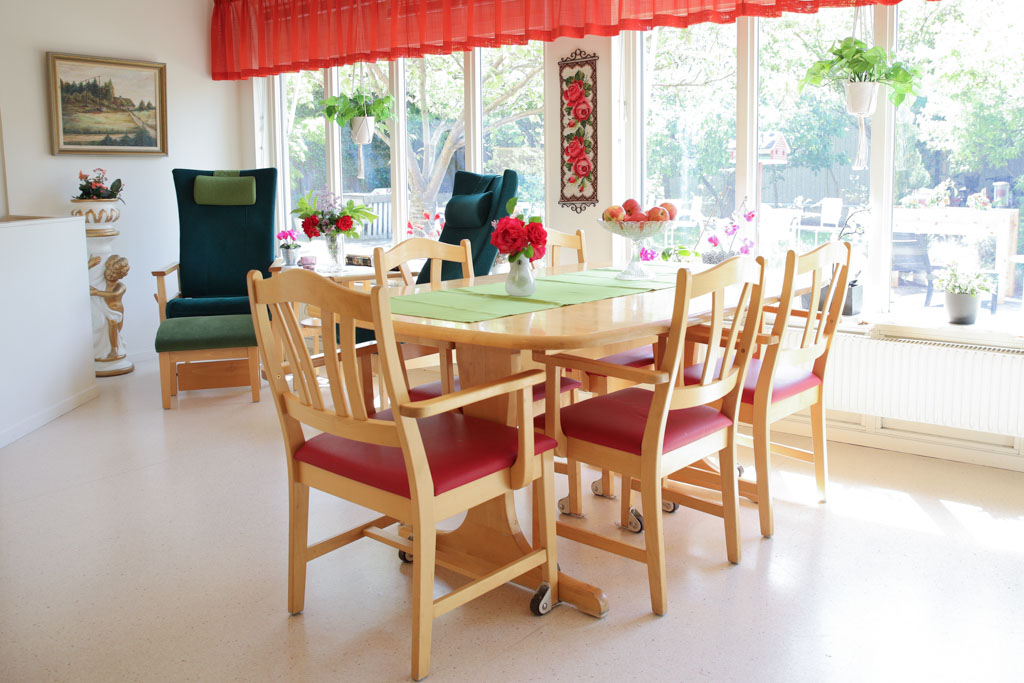 Matsalen går i grönt och rött och och har stort härligt ljusinsläpp.