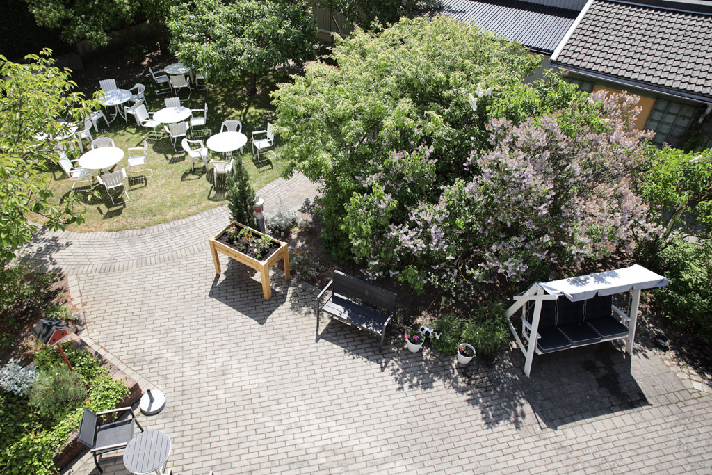 Boendet har en skyddad innergård med stora syrenbuskar och många platser att slå sig ner på.