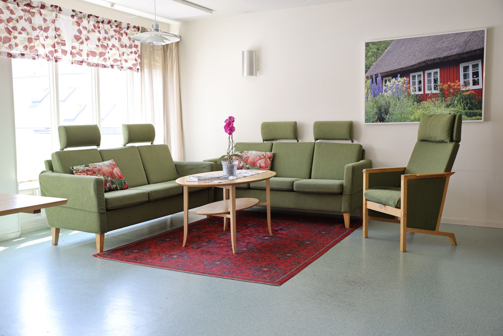 I den gröna soffgruppen kan många sitta och umgås samtidigt.