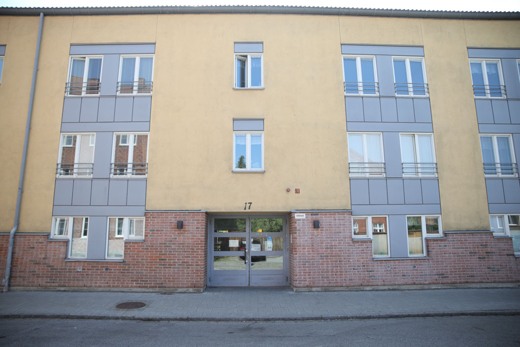 Husets ljusa gula färg ger ett mjukt intryck.