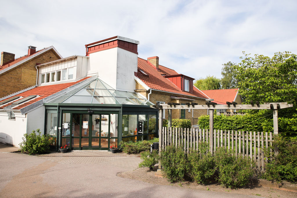 Byggnadens entré i glas skapar en ljus och välkommande känsla.