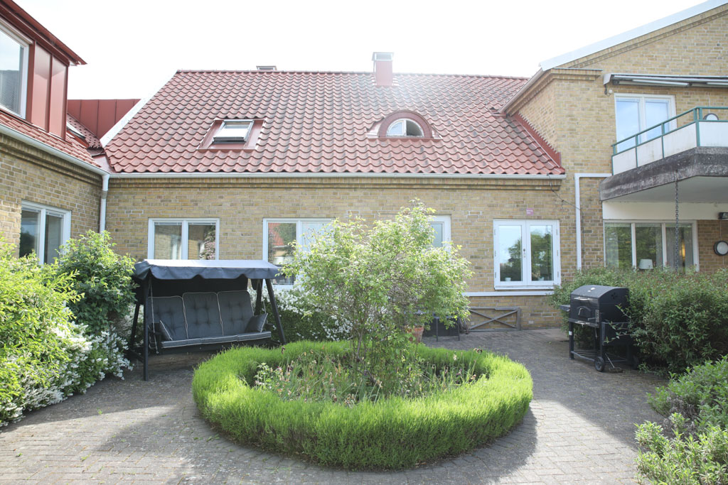 Från skuggan i hammocken ser man den gröna innergården.