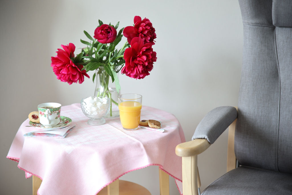 Fikat smakar extra gott när dukningen är krönt med vackra blommor.