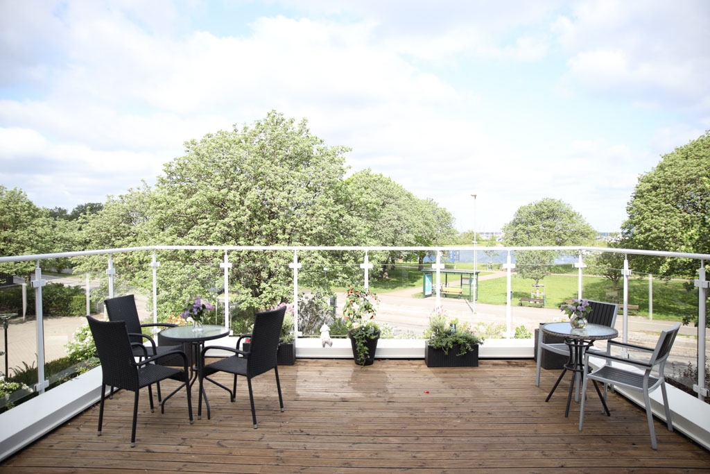 Från den stora balkongen har man utsikt över både havet och
människor på språng.