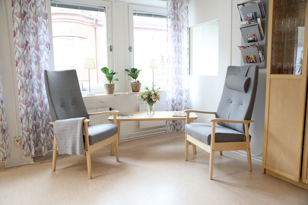 I ett avskilt hörn kan man sitt i varsin fåtölj och samtala.