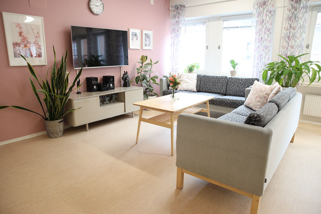 I den mjuka soffan sitter man bekvämt för att se
sina favoritprogram.