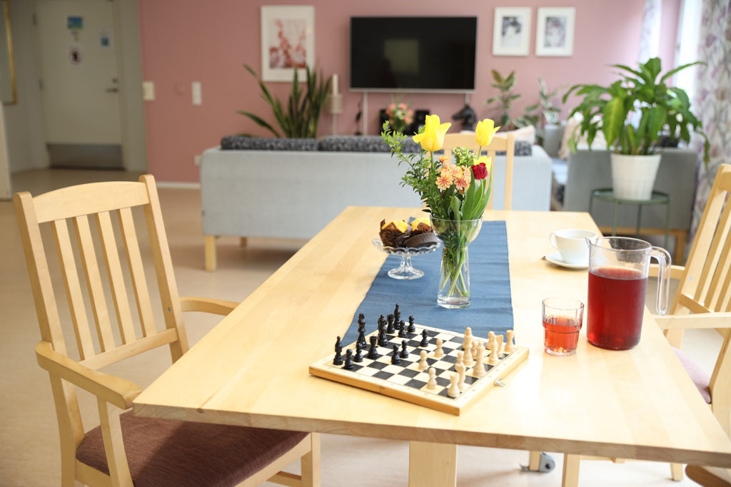 Med lite fika, blommor på bordet och lite sällskapsspel blir umgänget lite mysigare.