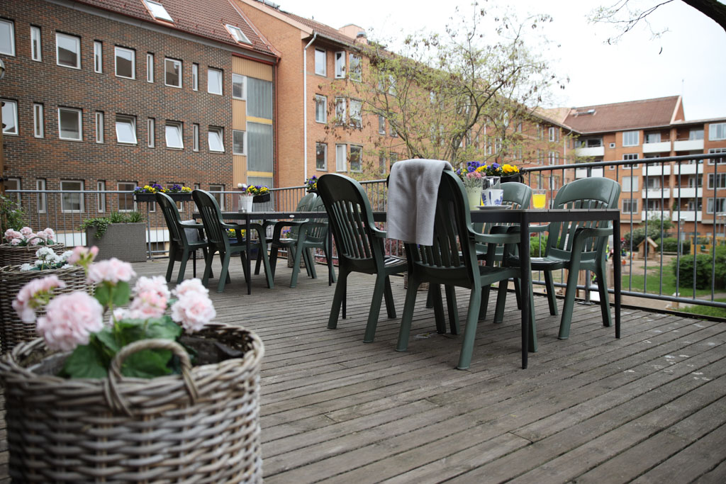 Med en varm filt kan man sitta länge på balkongen.