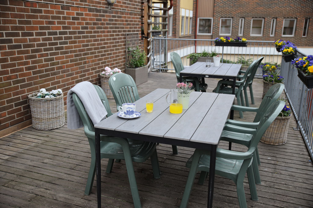 De nyplanterade blommorna gör den stora balkongen trivsam.