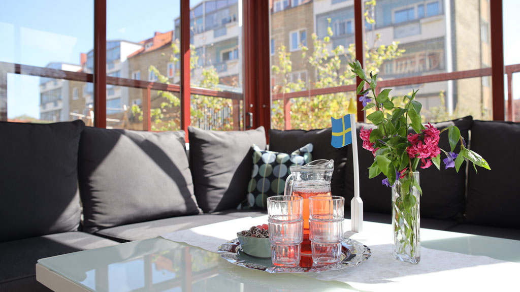 När fikat är uppdukat på balkongen kan man sitta och titta på
cyklisterna eller bara njuta av värmen från solen. 