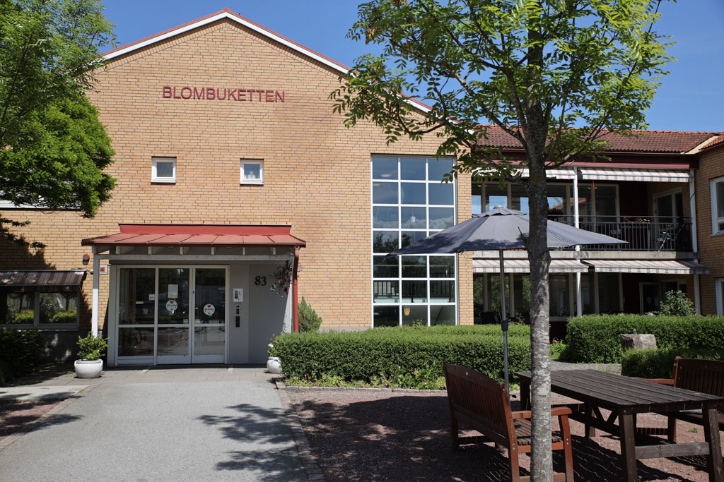 Byggnadens två balkonger skyddar både mot sol och
regn.