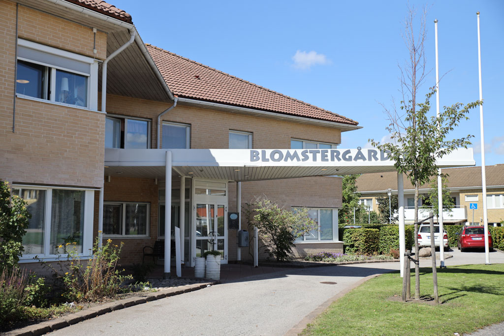 Entrén har ett stort tak som skyddar gott mot väder och vind.