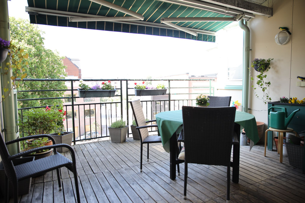 Från den skyddade balkongen hör man både fåglar och
bilar. 