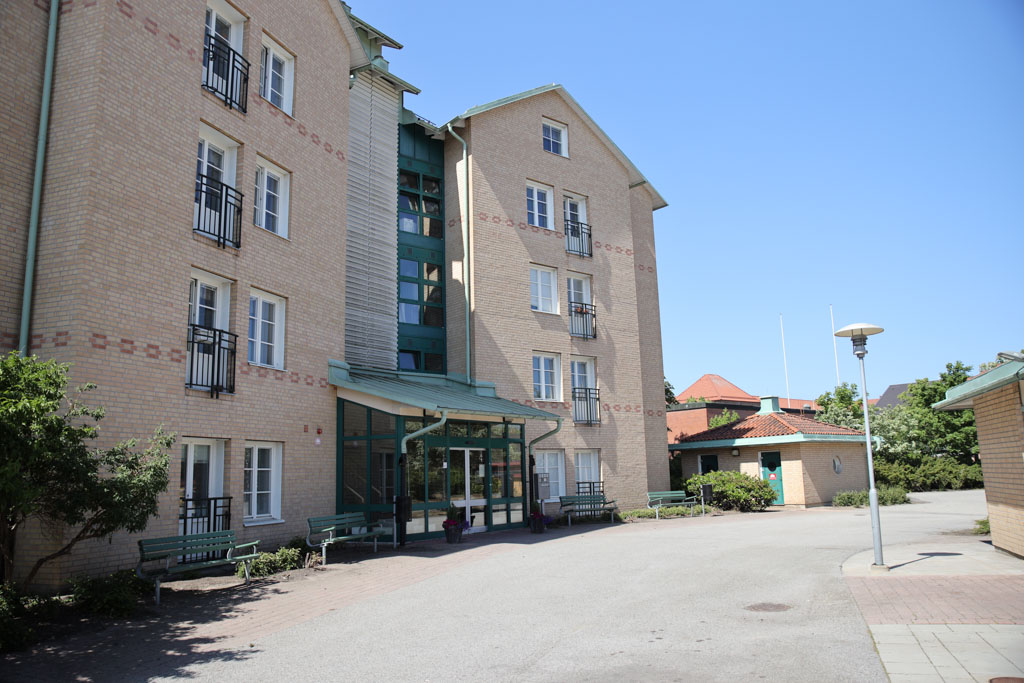 Det finns flera olika bänkar att vila sig på vid ingången till huset.