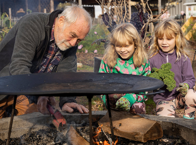 Genom matlagning och möten mellan generationer skapas nyfikenhet och inspiration.
