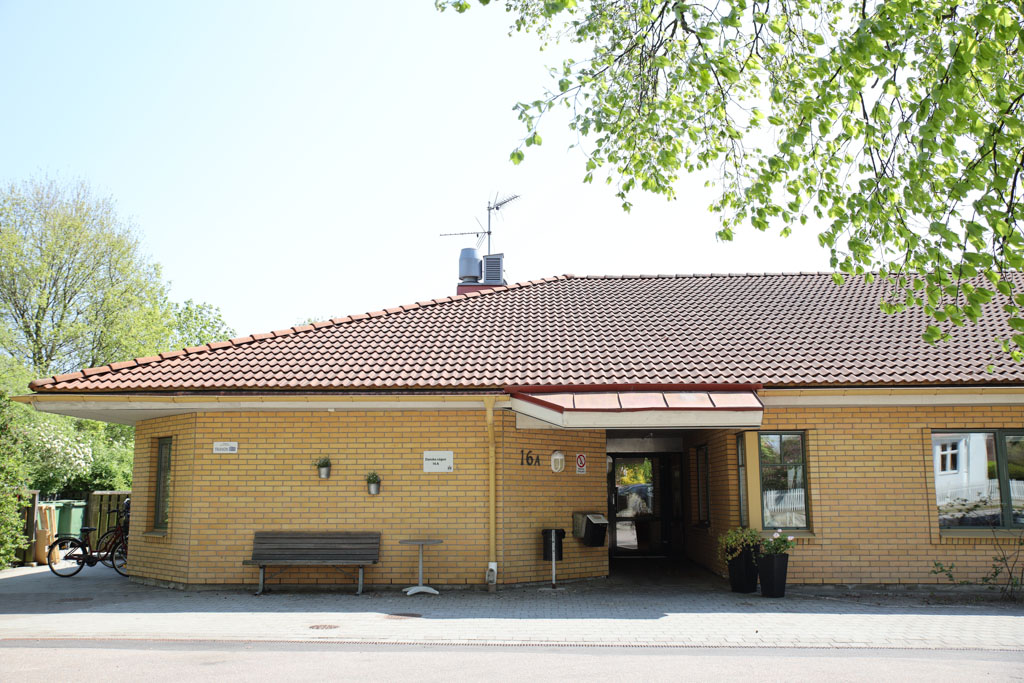 Det gula låga huset är inbjudande med en bänk utanför att vila upp sig en stund på.