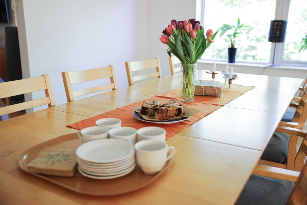 Nybakat fika blir ännu trevligare med lite färska blommor på bordet.