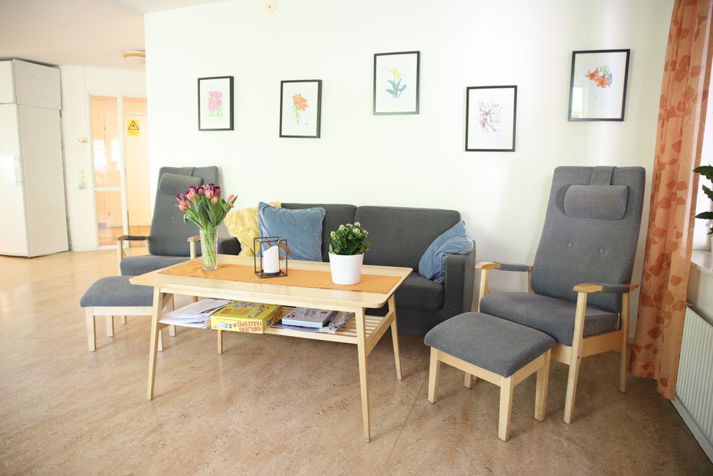 Det är lugnt och skönt att luta sig tillbaka i
soffgruppen och titta på tv eller sitta och samtala.