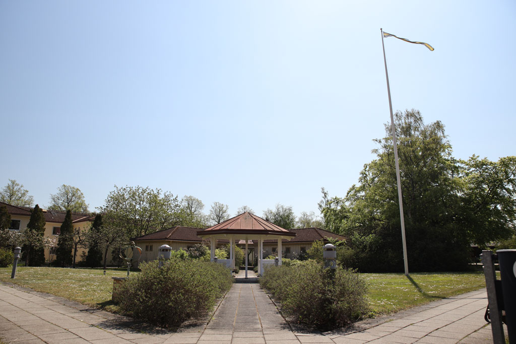 Gången fram till lusthuset är varm av solens strålar.