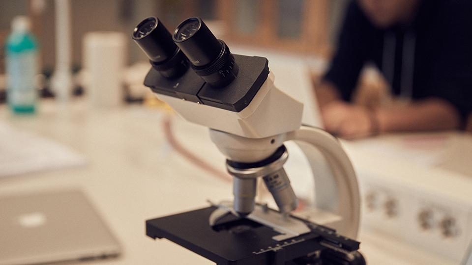 Mikroskop i närbild.