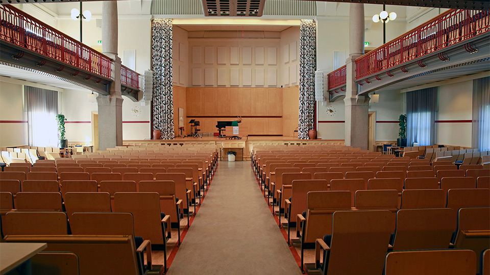 Aulan sedd bakifrån.