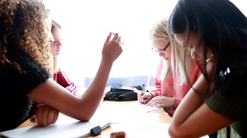 Elever samtalar runt ett bord.