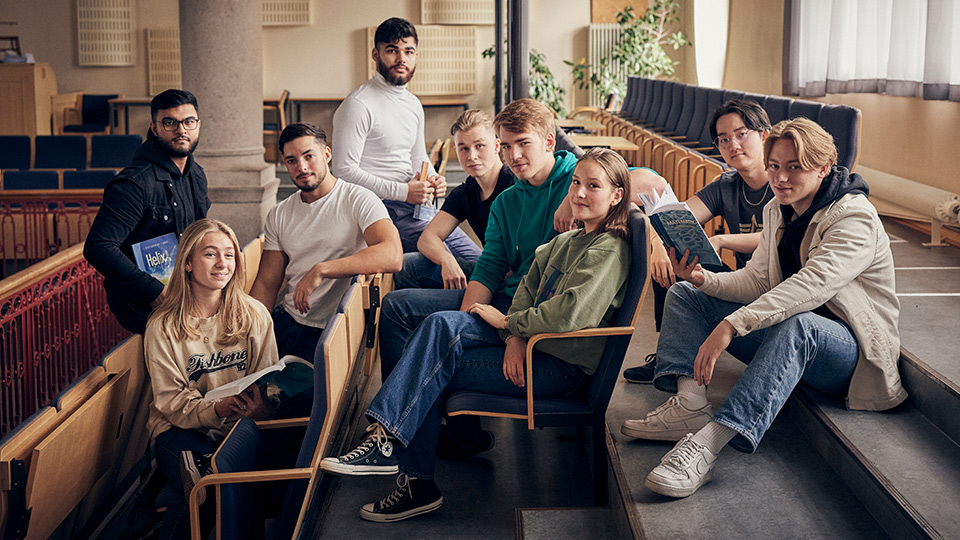 Elever sittande på läktaren i aulan.