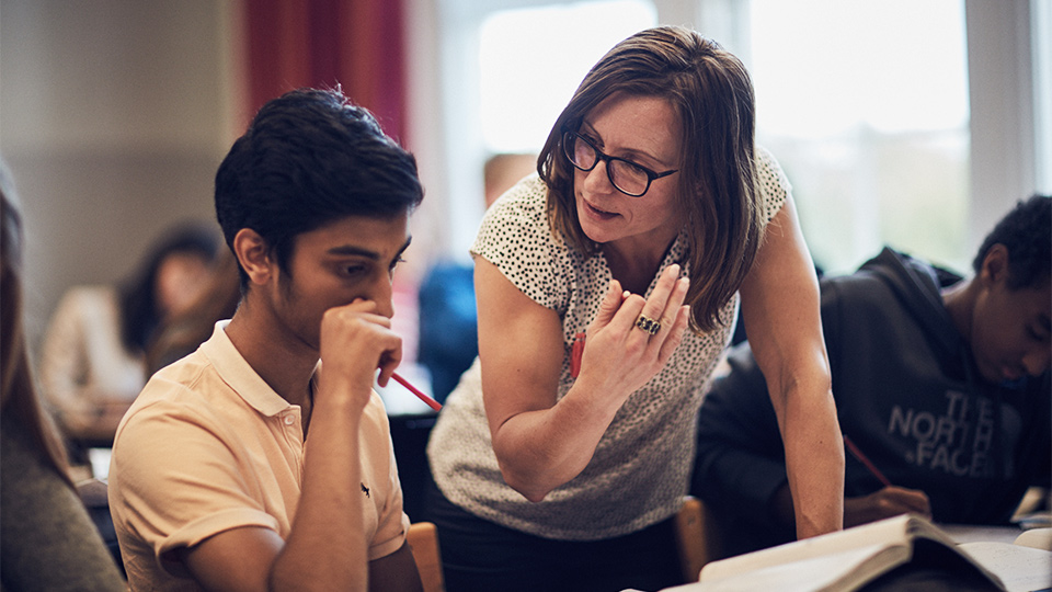 Lärare förklarar för en elev.