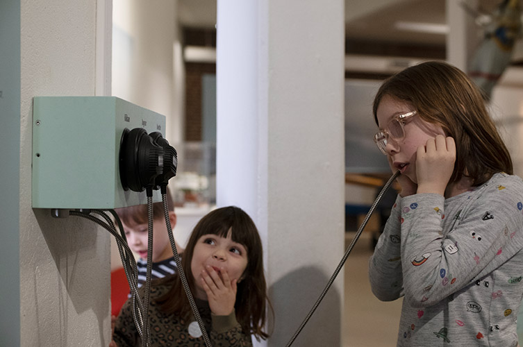 Både barn och vuxna brukar uppskatta den här utställningen. Det finns flera interaktiva moment där man kan se, känna och lyssna på olika saker.