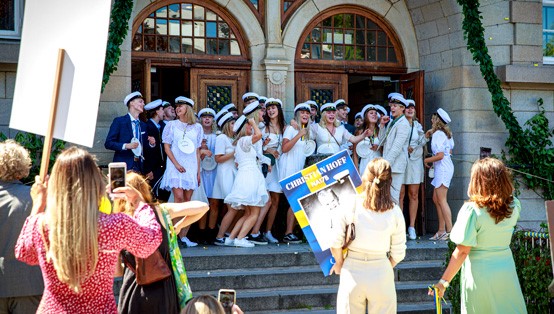 Elever tar studenten