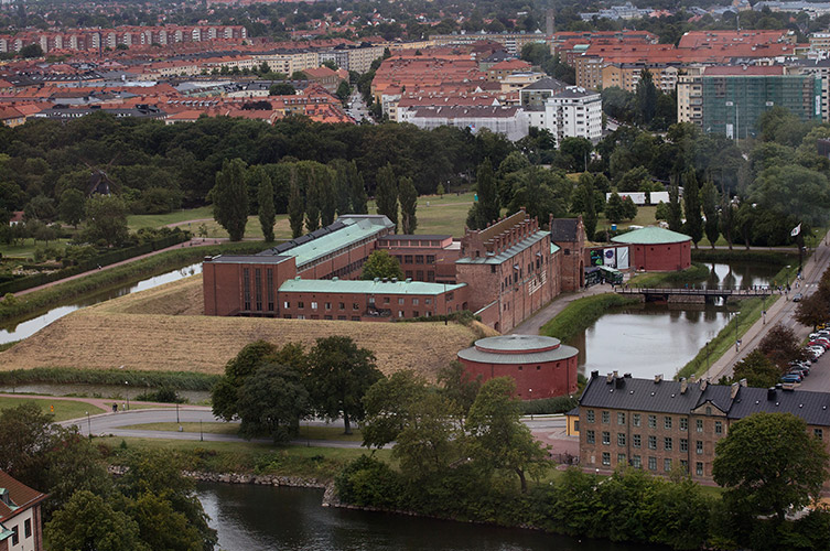Malmöhus slott ligger omgiven av en vallgrav i en grön miljö, slottsparken precis intill.