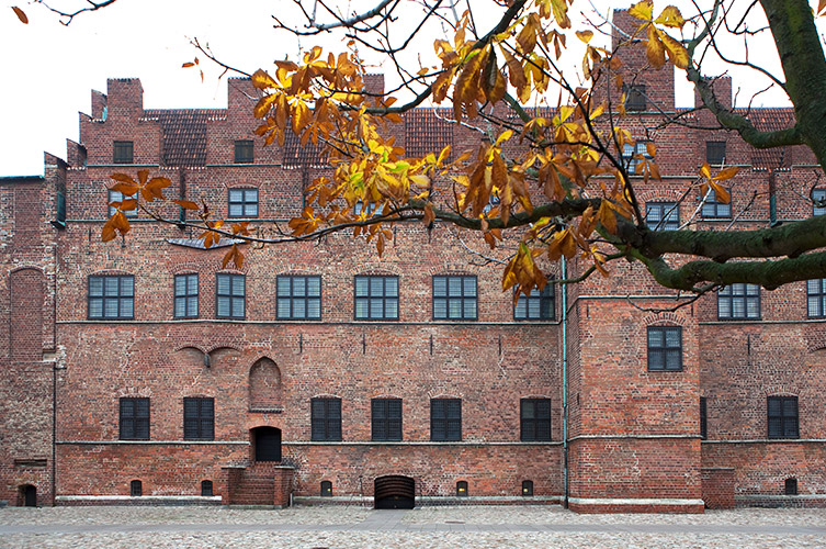 Den äldre delen av fasaden från Malmöhus slott kan ses både från utsidan och från borggården på baksidan.