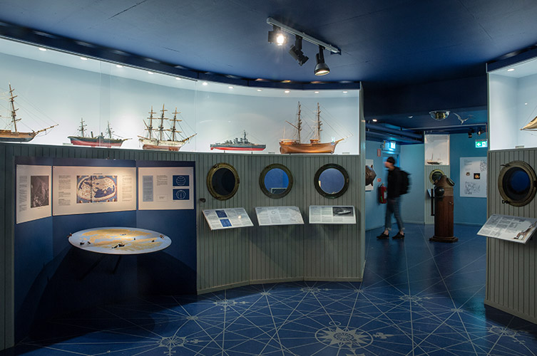 Miniutställning med växtexter, båtmodeller och små gluggar man kan titta i som ger en båtkänsla.