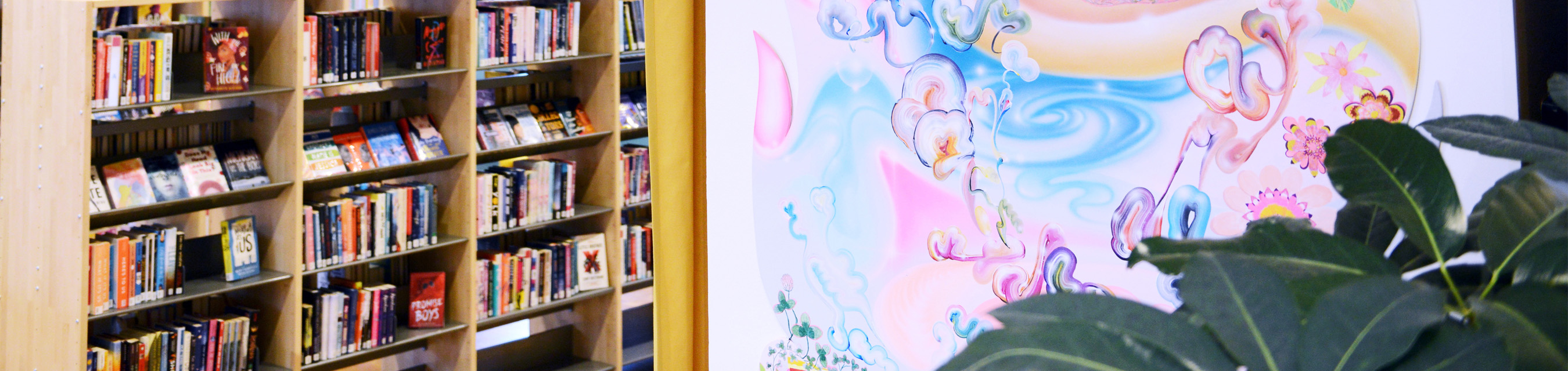 Bild på avdelningen Jardin. På bilden syns bokhyllor och en målning. 