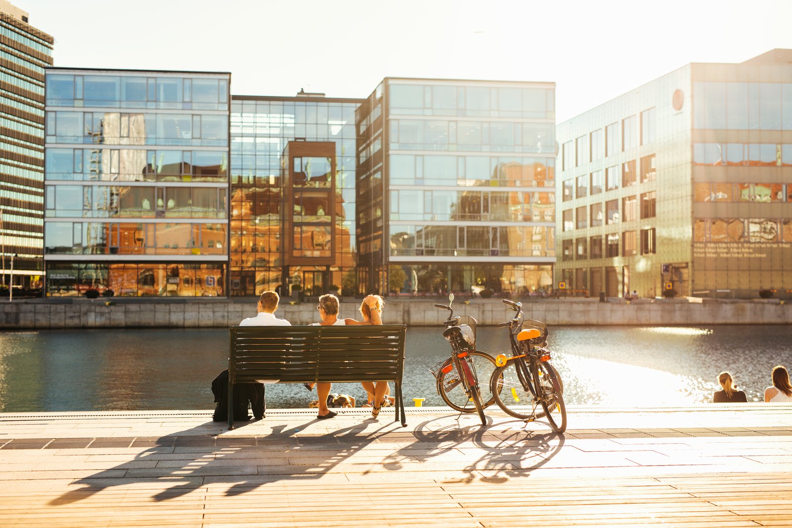 Två personer i kontorsmiljö på Media Evolution City.