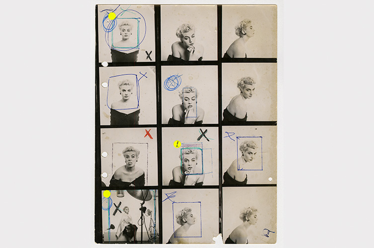 Äldre kontaktkarta med små bilder av Anita Ekberg, flera av bilderna är inringade eller överkryssade.